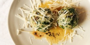 Beitragsbild des Blogbeitrags Südtiroler Spinatknödel mit Salbeibutter