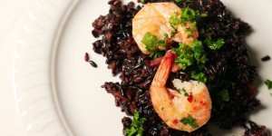 Beitragsbild des Blogbeitrags Schwarzes Risotto mit Meeresfrüchten