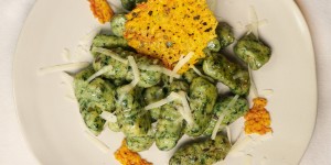 Beitragsbild des Blogbeitrags Spinatgnocchi mit Kurkuma-Parmesanchips