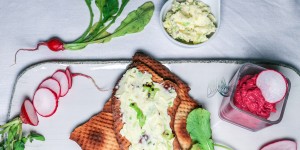 Beitragsbild des Blogbeitrags Selbstgemachtes Knäckebrot mit Röstlauch-Meersalz-Butter