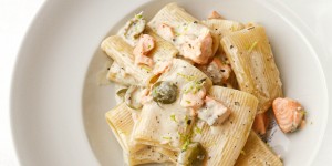 Beitragsbild des Blogbeitrags Paccheri mit Lachs, Oliven und Limettenzesten
