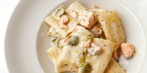 Beitragsbild des Blogbeitrags Paccheri mit Lachs, Oliven und Limettenzesten 