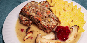 Beitragsbild des Blogbeitrags Nussbraten mit Polentasternen und Steinpilzsoße 