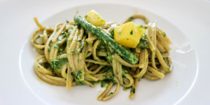 Beitragsbild des Blogbeitrags Linguine mit Pesto, Fisolen und Kartoffeln