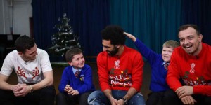 Beitragsbild des Blogbeitrags Weihnachtsüberraschung: Salah, Robertson und Shaqiri begeistern Schulkinder