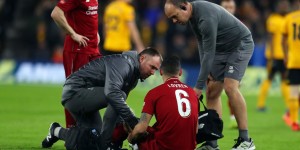 Beitragsbild des Blogbeitrags Nach FA-Cup-Aus gegen Wolverhampton: Dejan Lovren erleidet Oberschenkelverletzung