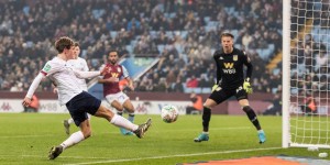 Beitragsbild des Blogbeitrags Aston Villa 5:0 Liverpool: Profis triumphieren über Nachwuchs 
