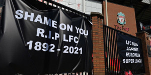 Beitragsbild des Blogbeitrags Liverpool und weitere englische Klubs ziehen sich offiziell aus der ESL offiziell zurück