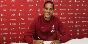 Beitragsbild des Blogbeitrags Liverpool bindet mit van Dijk weiteren Schlüsselspieler