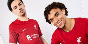 Beitragsbild des Blogbeitrags Katze aus dem Sack: Liverpool stellt neues Heimtrikot für die Saison 2022/23 vor