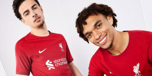 Beitragsbild des Blogbeitrags Katze aus dem Sack: Liverpool stellt neues Heimtrikot für die Saison 2022/23 vor 