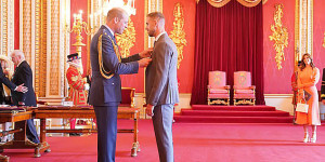 Beitragsbild des Blogbeitrags Royale Würdigung: Henderson offiziell mit dem MBE-Orden ausgezeichnet 