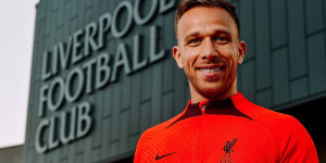 Beitragsbild des Blogbeitrags Erste Bilder: Arthur Melo in AXA Trainingszentrum vorgestellt
