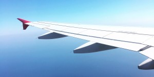 Beitragsbild des Blogbeitrags Langstreckenflug mit Kids