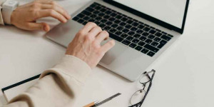 Beitragsbild des Blogbeitrags Führungsetagen: Frauen ja, Mamas nein