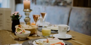Beitragsbild des Blogbeitrags Frühstück wie im Urlaub: 4* Hotel Moar Gut / Großarl