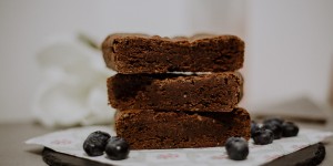 Beitragsbild des Blogbeitrags Schoko Brownies: normal vs. zuckerfrei