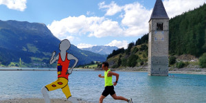 Beitragsbild des Blogbeitrags Reschenseelauf zieht Läufer in seinen Bann