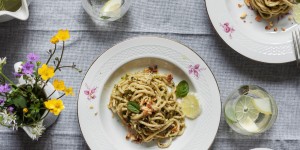 Beitragsbild des Blogbeitrags Spaghetti alla chitarra con pesto al basilico e menta e ricotta caramellata