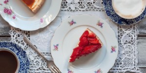 Beitragsbild des Blogbeitrags Mascarpone-Holunder-Crostata. 