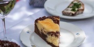Beitragsbild des Blogbeitrags Rhabarber-Käsekuchen mit Himbeeren und Schokostreusel