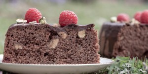 Beitragsbild des Blogbeitrags Schokolade-Himbeer-Kuchen mit Pistazien und rosa Pfeffer
