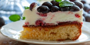 Beitragsbild des Blogbeitrags Ricotta Kuchen mit Beeren und Biskuit 