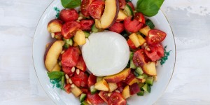 Beitragsbild des Blogbeitrags Erfrischender Sommersalat: Wassermelone trifft Mozzarella und Minze 
