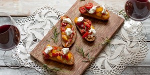 Beitragsbild des Blogbeitrags Tomatensalsa und Burrata auf Röstbrot