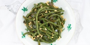 Beitragsbild des Blogbeitrags Gebackene Fisolen mit wildem Fenchel, Kapern und Pinienkernen
