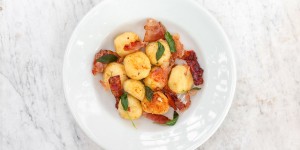 Beitragsbild des Blogbeitrags Gruß aus den Bergen. Gnocchi mit wildem Spinat, Ricotta und Kürbiskernen 