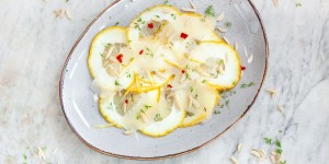 Beitragsbild des Blogbeitrags Zedern – Carpaccio mit Pecorino und Nüssen