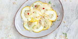 Beitragsbild des Blogbeitrags Zedern – Carpaccio mit Pecorino und Nüssen 