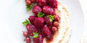 Beitragsbild des Blogbeitrags Rote Rüben-Ricotta-Gnocchi mit Selleriecreme auf Beerenspiegel