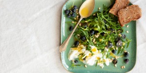 Beitragsbild des Blogbeitrags Traubensalat mit Rucola, Estragon und Büffelmozzarella