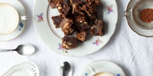 Beitragsbild des Blogbeitrags Schokokuchen mit Walnüssen und Meersalz