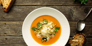 Beitragsbild des Blogbeitrags Kürbiscremesuppe mit Orangensaft und Pistazien
