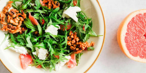 Beitragsbild des Blogbeitrags Frühlingsstarter. Rucolasalat mit Grapefruit
