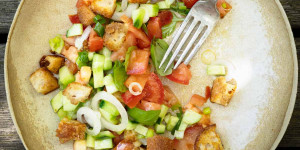 Beitragsbild des Blogbeitrags Panzanella – Brotsalat auf Italienisch 