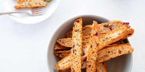Beitragsbild des Blogbeitrags Tozzetti mit Parmesan und Oliven
