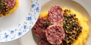Beitragsbild des Blogbeitrags Gebratene Polenta mit Cotechino und Linsen