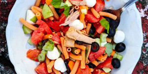 Beitragsbild des Blogbeitrags Nudelsalat mit Thunfisch und Mozzarella