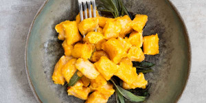 Beitragsbild des Blogbeitrags Kürbis-Ricotta-Gnocchi mit Balsamico