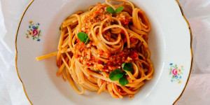 Beitragsbild des Blogbeitrags Linguine mit Basilikum-Kapern-Pesto