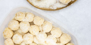 Beitragsbild des Blogbeitrags Kokos-Mascarpone-Pralinen