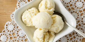 Beitragsbild des Blogbeitrags Zabaione-Eiscreme mit Balsamico