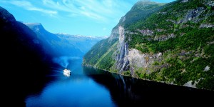 Beitragsbild des Blogbeitrags *Unverfälschte Naturkulisse, tosende Wasserfälle und atemberaubende Gletscher: Mit dem Kreuzfahrtschiff zu Norwegens Fjorden
