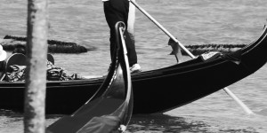 Beitragsbild des Blogbeitrags Gondoliere in Venedig: Ein Photo-Essay in Schwarz-Weiß 