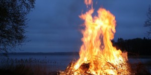 Beitragsbild des Blogbeitrags Naturmentoring: Mit dem Element Feuer arbeiten 