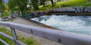 Beitragsbild des Blogbeitrags Wellenreiten in den Bergen – Die Almkanal Surfwelle in Salzburg 